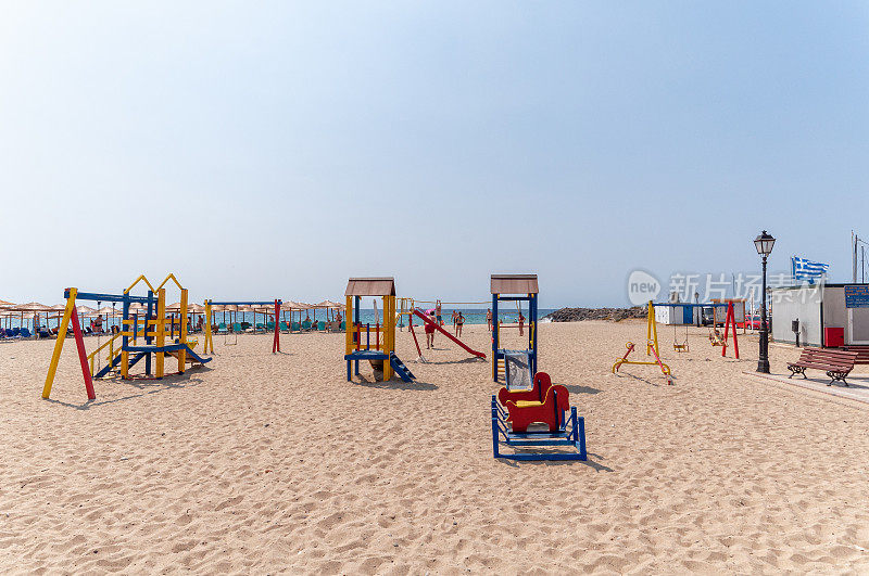 希腊马其顿中部，卡桑德拉，查尔基迪基的Nea Skioni海滩。海滩上的儿童游乐场